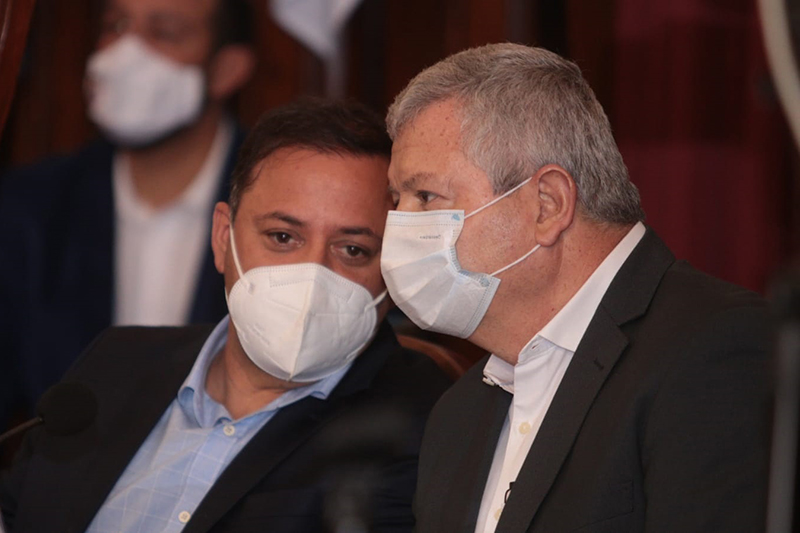 Rodrigo Neves e Axel Grael na Câmara de Niterói. Foto: Vítor Soares