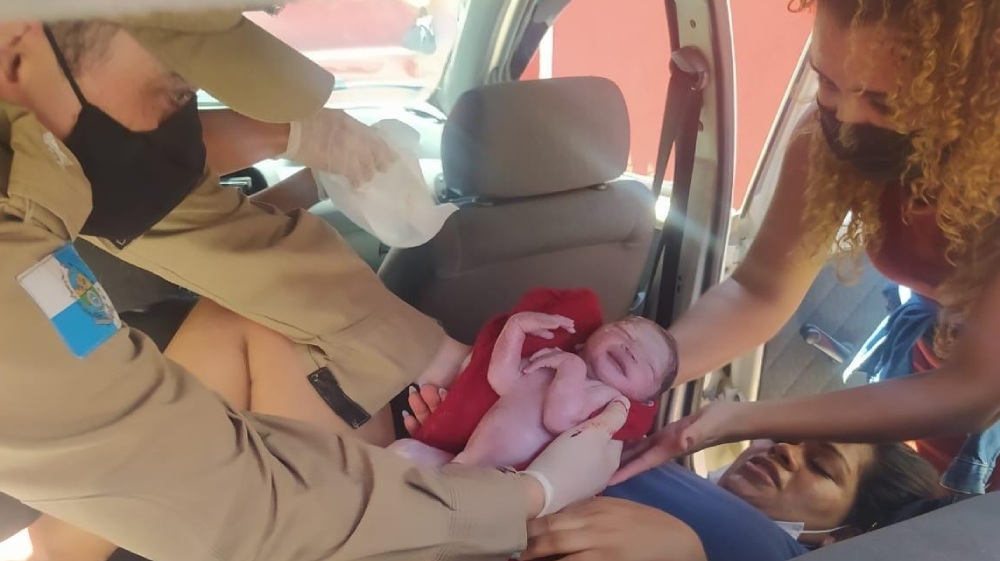 Grávida dá à luz dentro de carro durante engarrafamento em Niterói - Enfoco