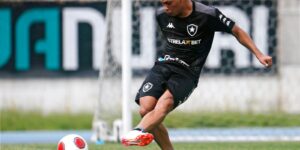 Botafogo anuncia chegada de aposta enquanto sonha com dois atacantes de peso para 2022