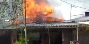Vídeo: incêndio destrói quiosque de praça de alimentação em Maricá