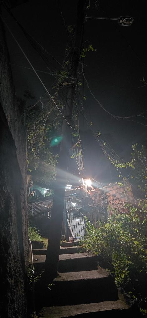 Poste da Enel ameaça cair sobre casa e assusta morador em Niterói 25 620413382 4130409730556188 8696450577846276707 n
