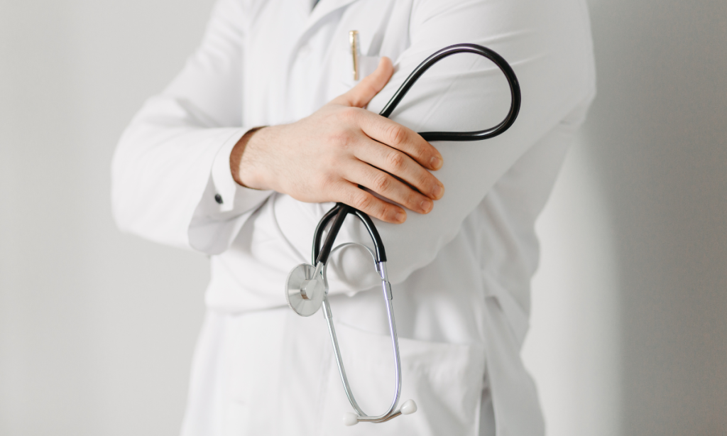 Cerca de 30% dos cursos de medicina do Brasil tem desempenho insatisfatório, segundo o MEC