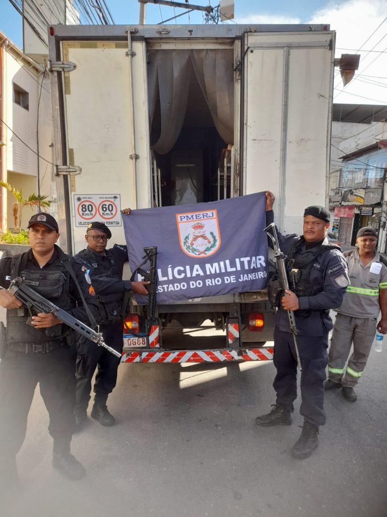 Caminhão com carga avaliada em R$ 60 mil é recuperado após roubo na BR-101, em São Gonçalo 25 G yxSB0bUAIvClc 1