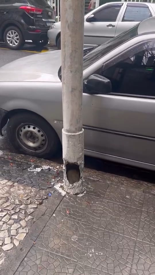 Poste danificado na Zona Sul de Niterói será retirado pela prefeitura 25 Poste danificado 1