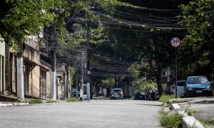 Moradores são obrigados a usar serviço de internet clandestina em Niterói