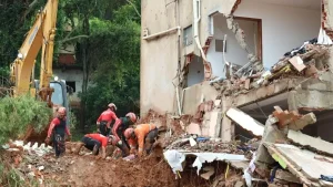 Mortes por chuvas chegam a 64