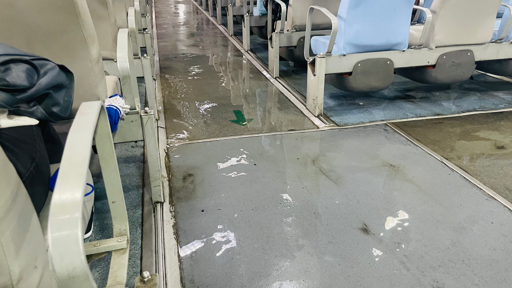 Passageiros denunciam barcas alagadas