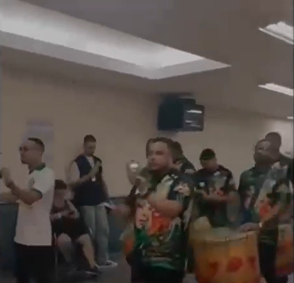 Banda de Carnaval invade hospital no Rio