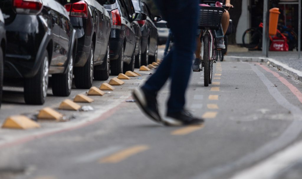 Cliclistas e pedestres e os riscos de acidentes em ciclofaixas na cidade
