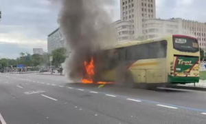 Ônibus pega fogo e atrapalha trânsito no Centro do Rio