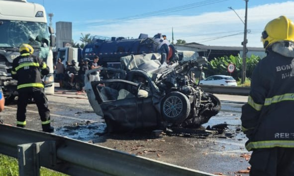 Acidente deixa mortos e trânsito congestionado na BR-101