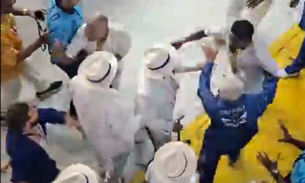 Portela tem briga em final de desfile na Sapucaí, no Rio