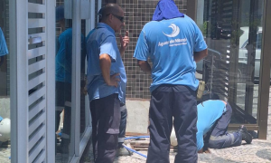Moradores de Niterói denunciam água contaminada com óleo em Icaraí