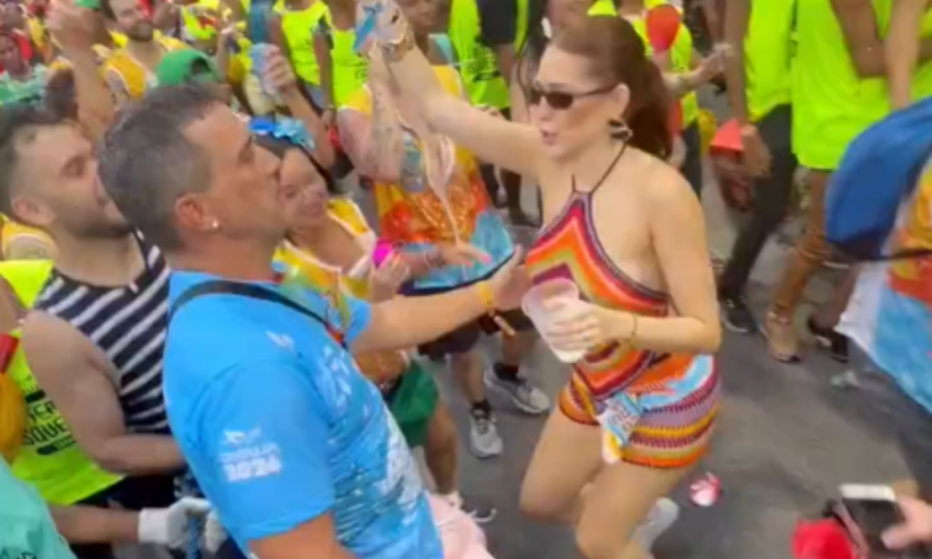Ana Paula e André Marques aparecem colados em folia de bloco