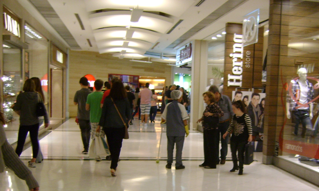 Shoppings do Rio tem retirada em massa de produtos falsos