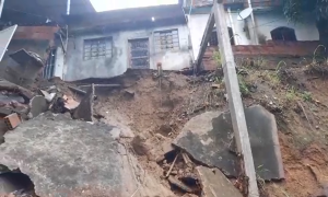 Deslizamento derruba casa de morador do Fonseca, em Niterói