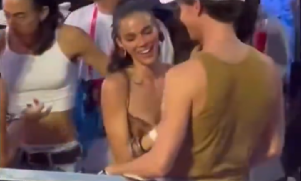 Bruna Marquezine e Shawn Mendes curtem Carnaval de Salvador juntos