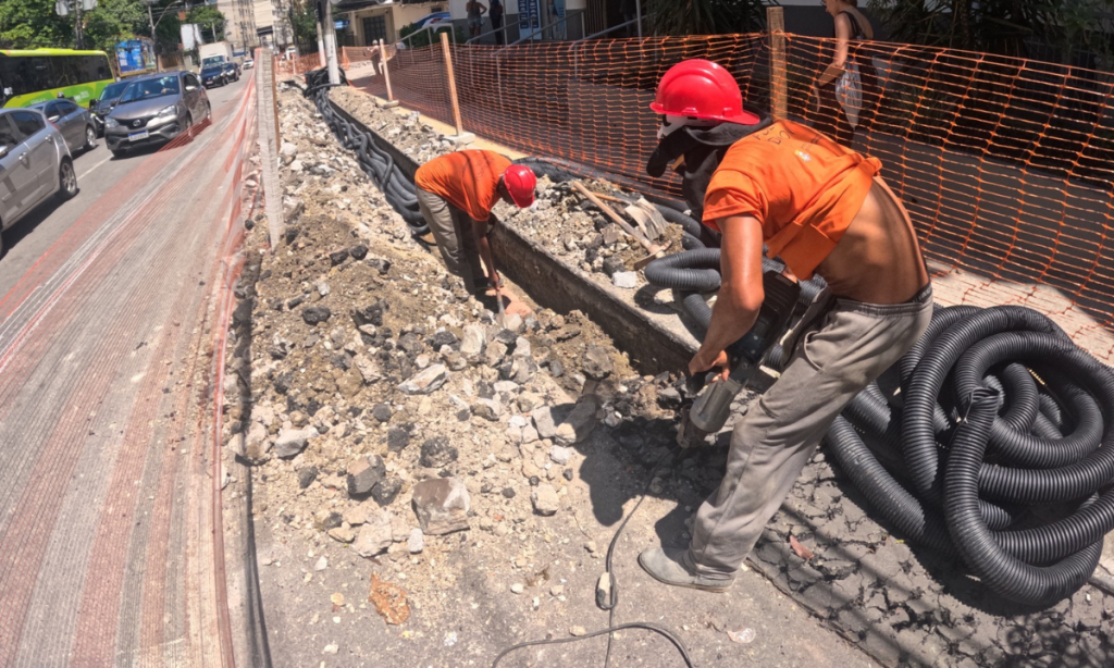Obras avançam e interditam trecho de rua no Centro de Niterói
