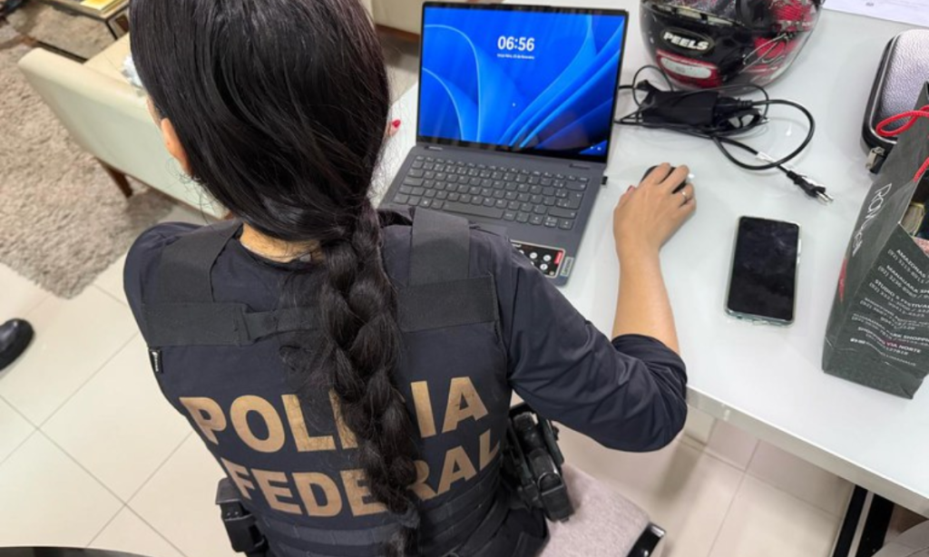 Imagem ilustrativa mostrando a fachada de uma delegacia da Polícia Federal e uma viatura caracterizada durante o dia.