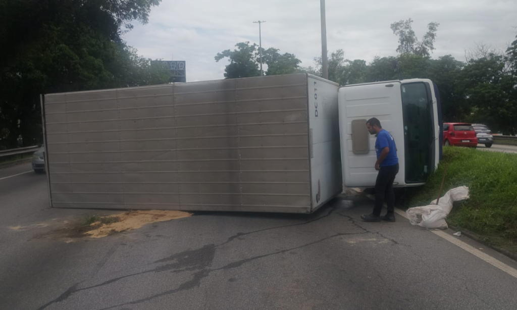 Tombamento de caminhão provoca interdição parcial e congestionamento na Avenida Brasil