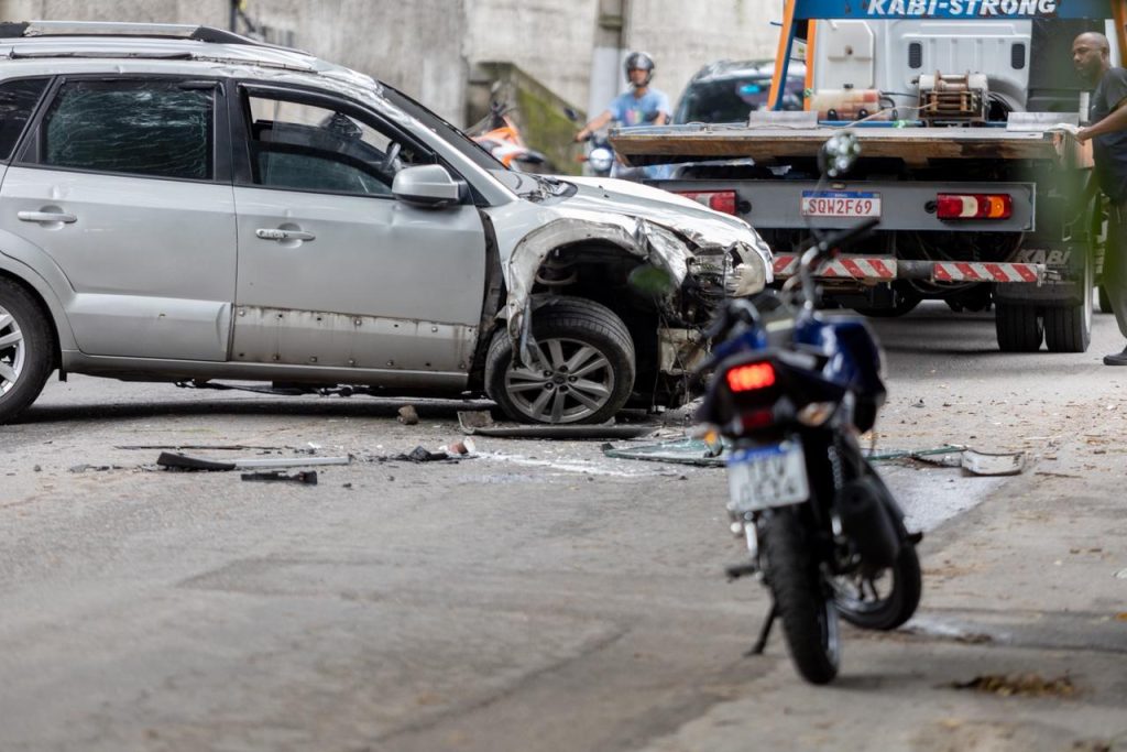 Grave acidente interdita avenida em Niterói 25 acidente niteroi capotamento 1
