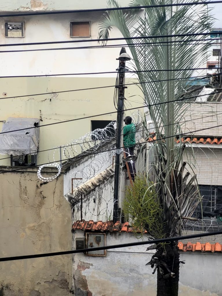 Moradores relatam insegurança após prédio virar ponto de ocupação irregular em São Gonçalo 25 cerca de seguranca