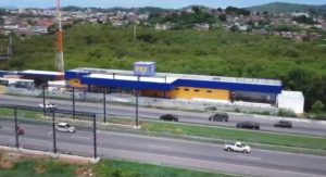 Caminhão perdeu o controle e atingiu a nova base da PRF na BR-101, em São Gonçalo. Acidente não deixou feridos.