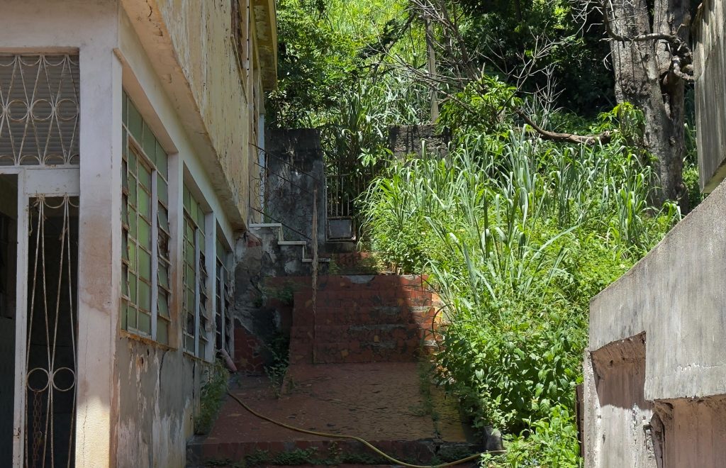 Risco de desabamento de encosta preocupa em São Gonçalo 25 risco deslizamento 2