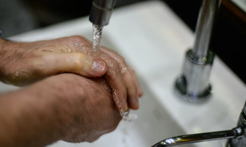 Justiça barra tentativa de aumento e segura valor da conta de água