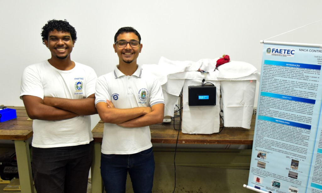 Estudantes de Niterói criam maca com comando de voz e conquistam prêmio nacional em engenharia