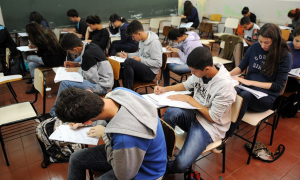 Ensino médio no Brasil tem poucos alunos