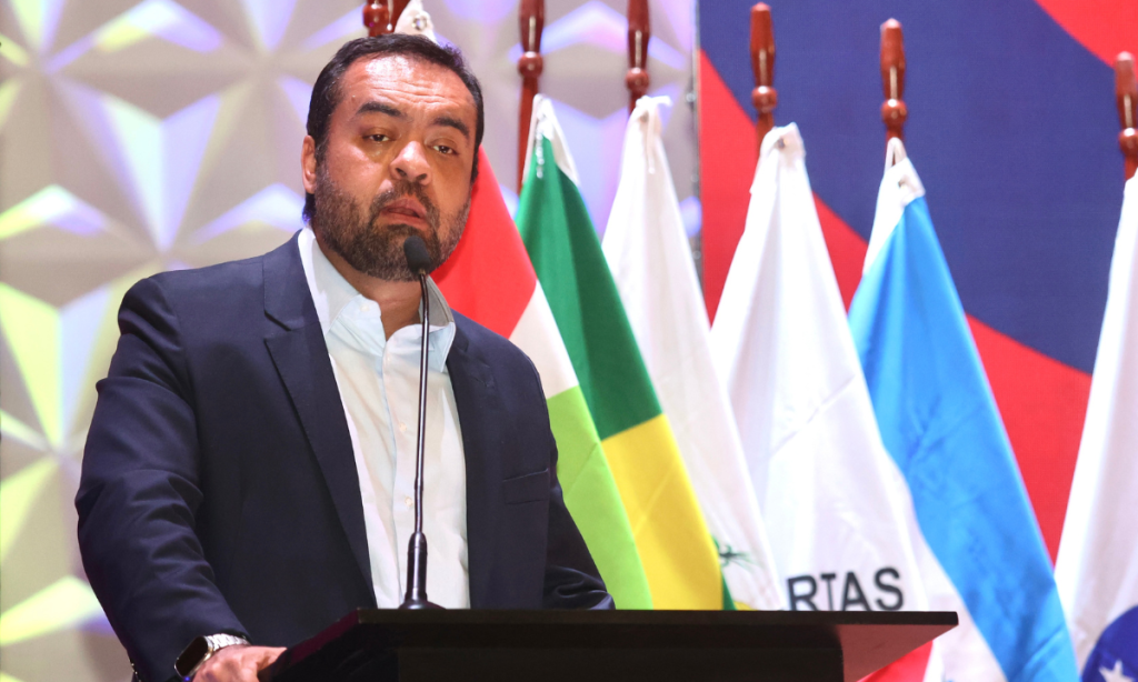 Pressionado por julgamento, Castro abandona governo e mira Senado