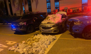 Mulher é presa com mais de 100 kg de drogas e arma em Cabo Frio