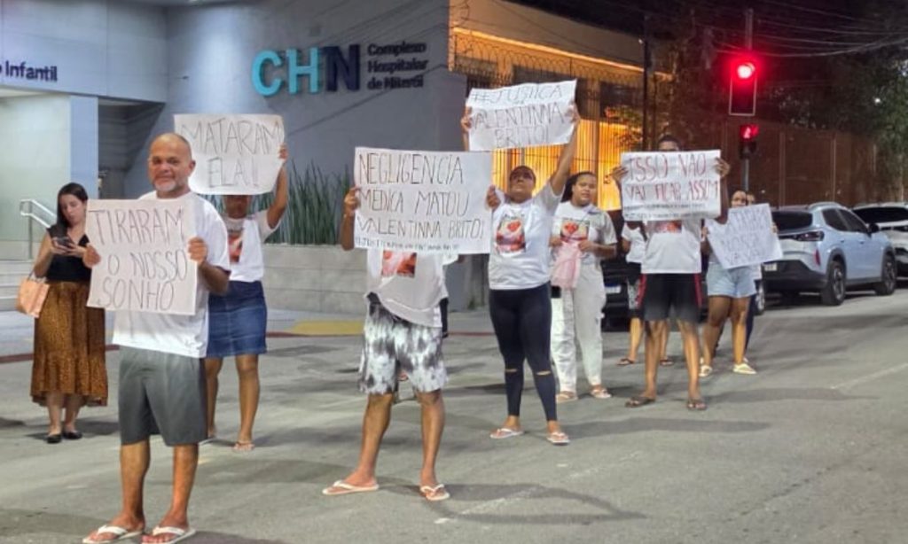 Familiares protestando por Valentinna Brito em frente a hospital em Niterói