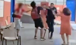 PM agride estudantes durante protesto na Escola Estadual Senor Abravanel