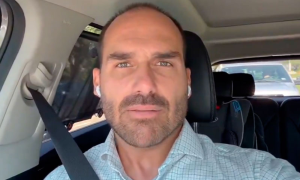 Eduardo Bolsonaro recebe 15 dias da PF para defender cargo