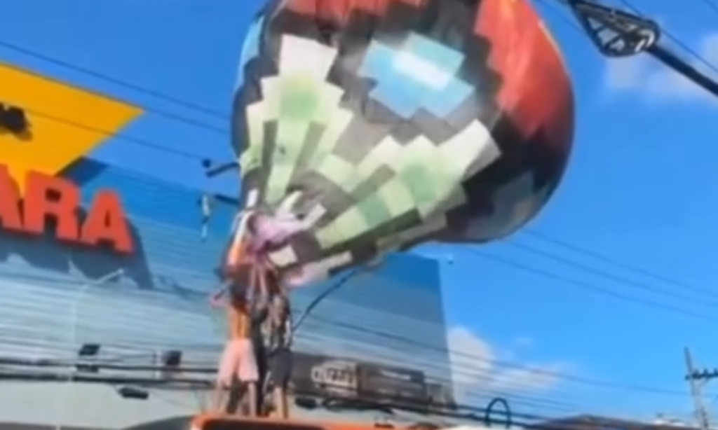 Balão cai em via, no Rio, e homens escalam ônibus para pegar