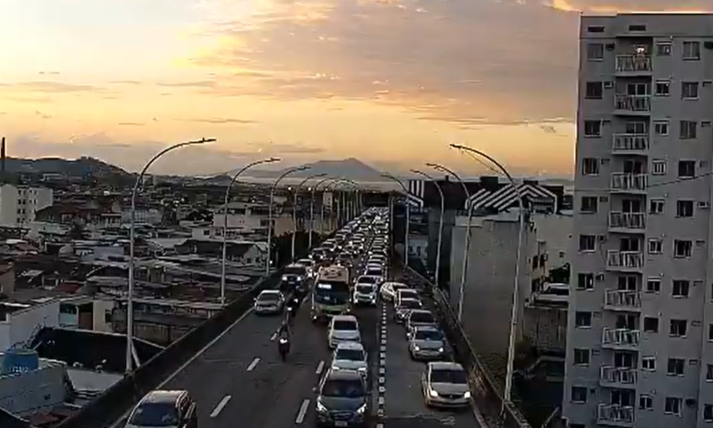 Acidente deixa ferido e para trânsito na Ponte Rio-Niterói