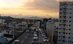 Acidente deixa ferido e para trânsito na Ponte Rio-Niterói