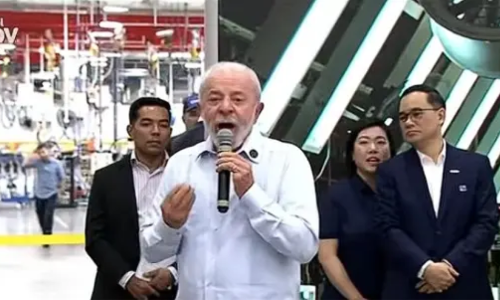 Lula faz brincadeira sobre cachorros com empresários chineses