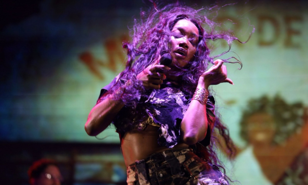 Filha de IZA aparece em show na cidade de Niterói