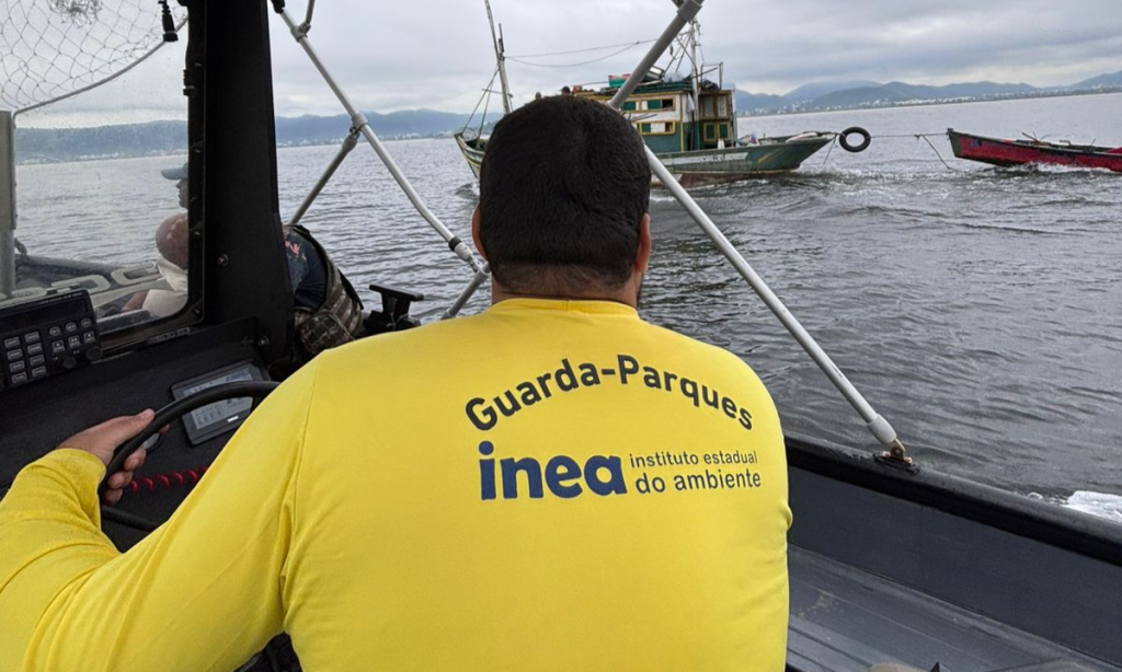 Três homens são flagrados em extração ilegal de mexilhão em Niterói