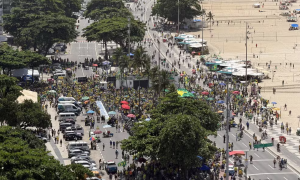 Grupo faz ato contra Lula e STF em Copacabana
