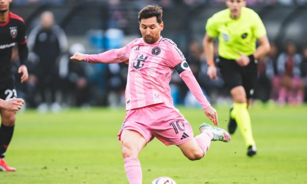Messi faz 900 gols