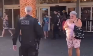 PM usa spray de pimenta contra populares em shopping do Rio