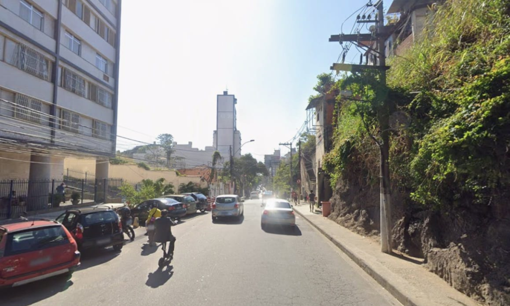 Obra muda trânsito em rua de niterói