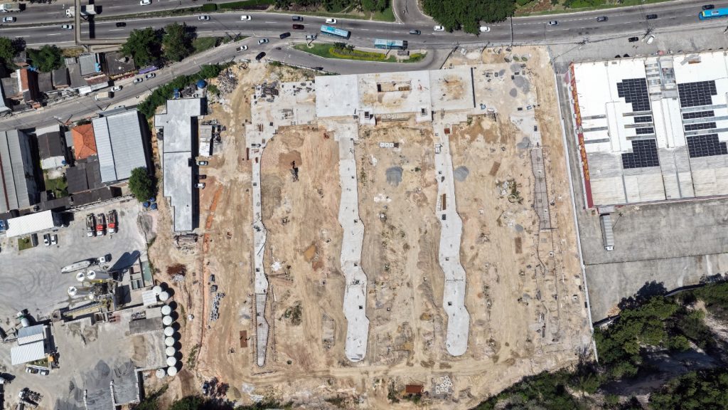 Obras do novo Terminal Rodoviário Caramujo em Niterói com baias e infraestrutura