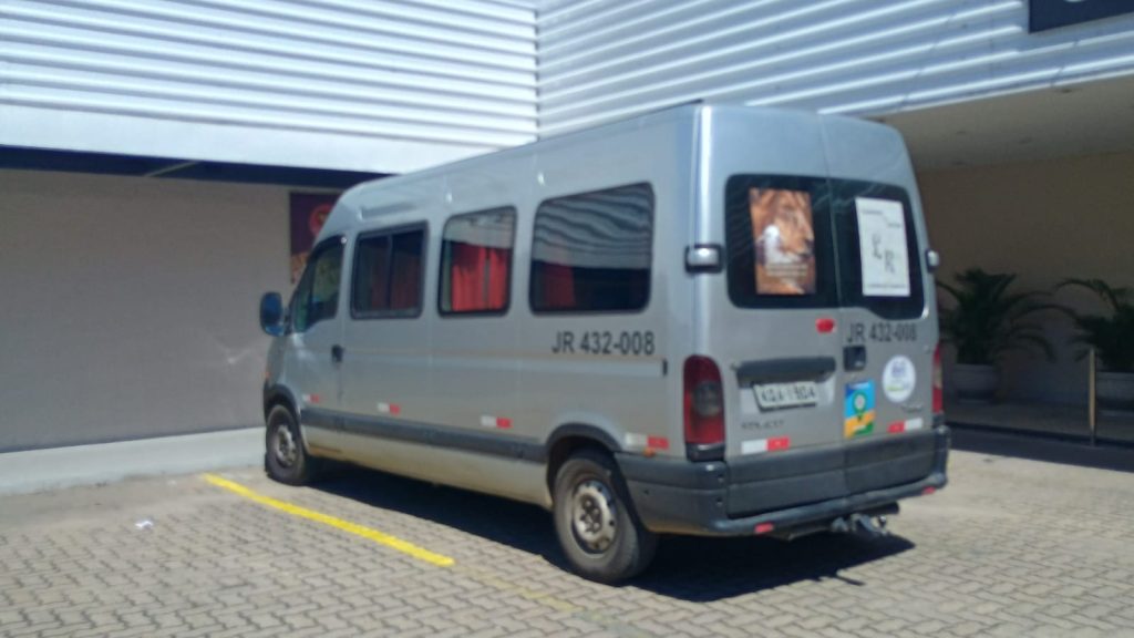 Criança de 5 anos é esquecida dentro de van escolar