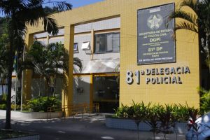 Denuncia de assédio. Foto da fachada da Delegacia de Itaipu, em Niterói