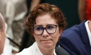 Ex-deputada Carla Zambelli de óculos com cabelos curtos